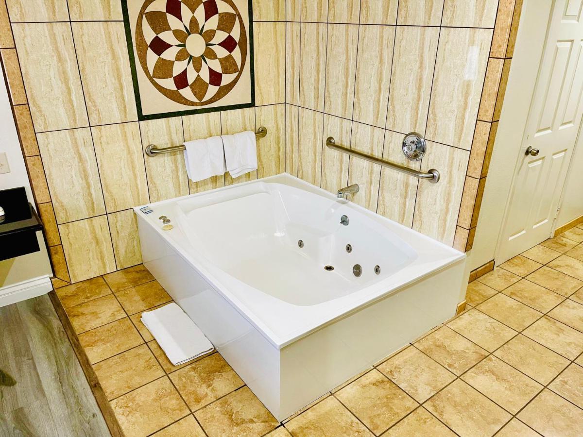 Rodeway Inn Santa Ana Bagian luar foto