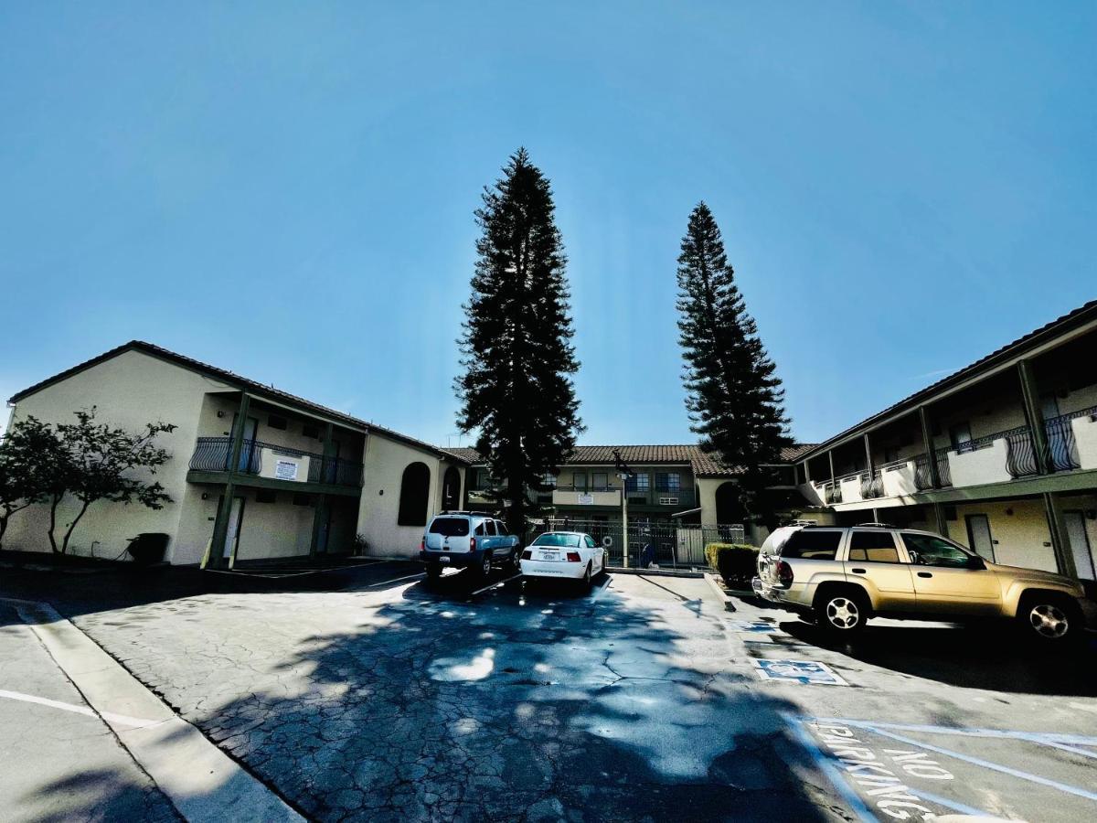 Rodeway Inn Santa Ana Bagian luar foto
