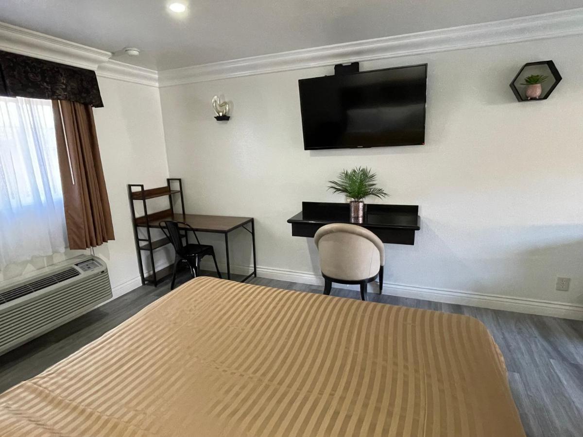 Rodeway Inn Santa Ana Bagian luar foto