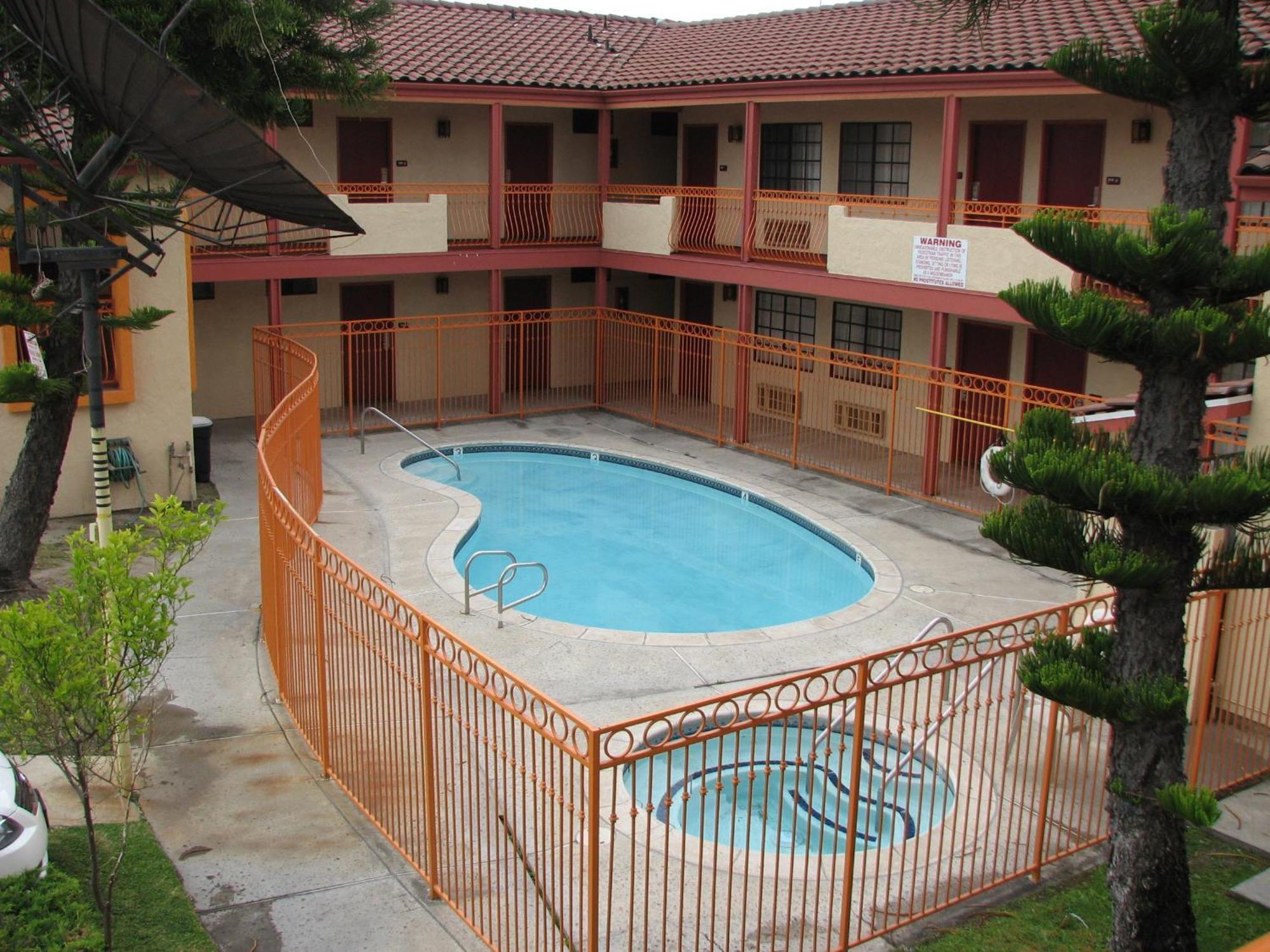Rodeway Inn Santa Ana Bagian luar foto