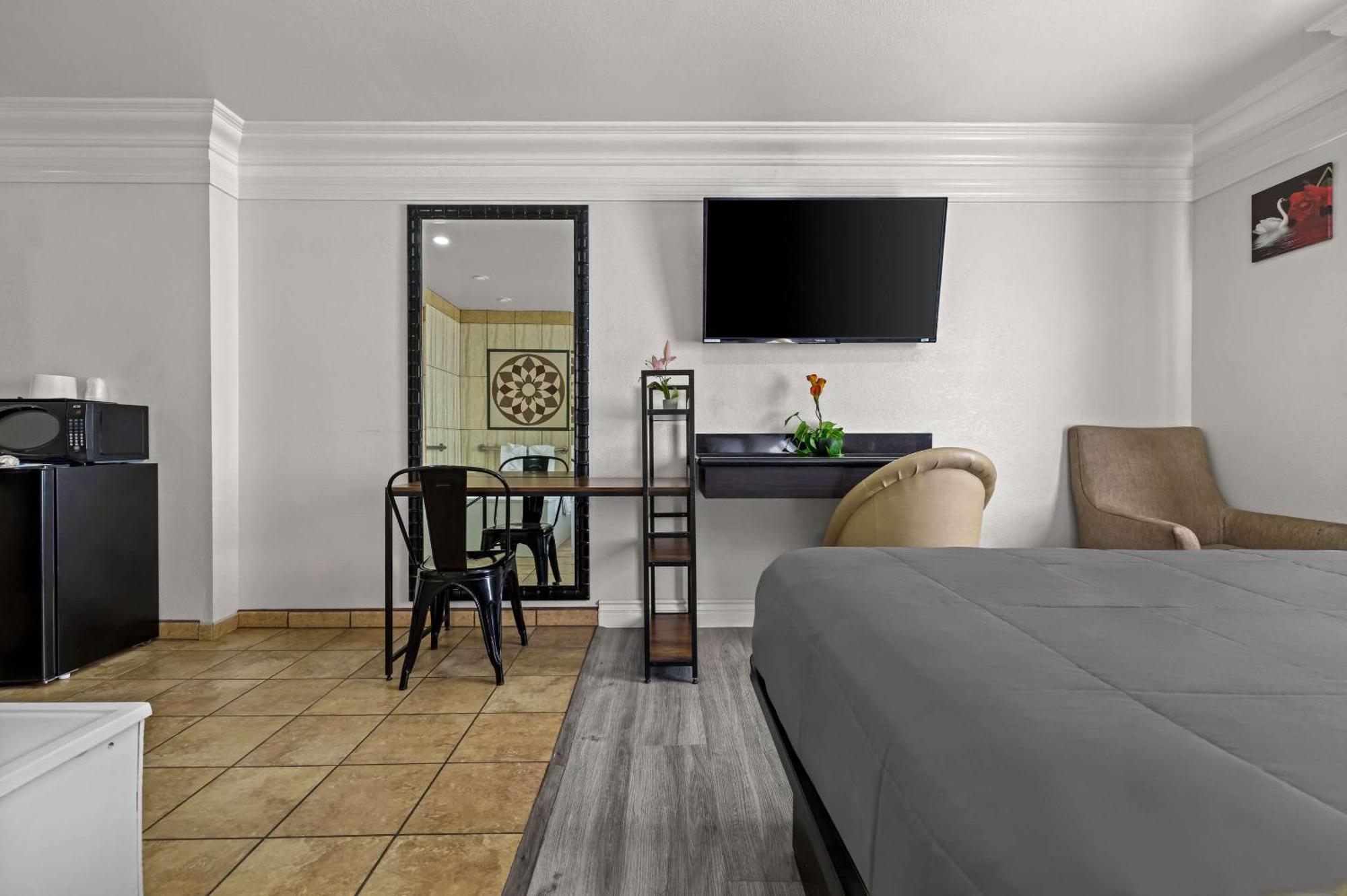 Rodeway Inn Santa Ana Bagian luar foto