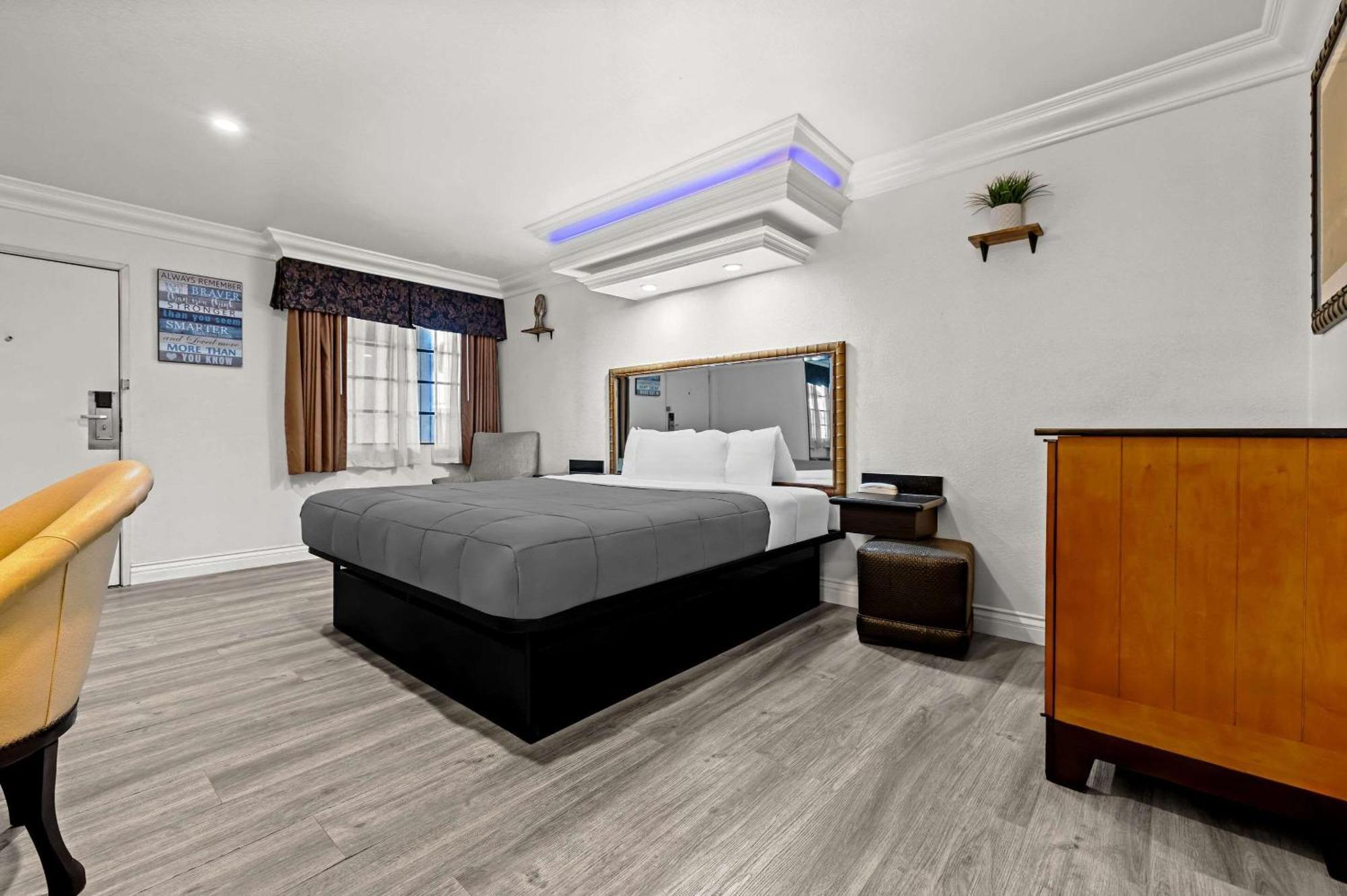 Rodeway Inn Santa Ana Bagian luar foto