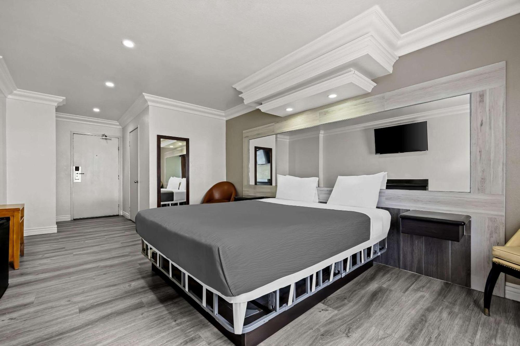 Rodeway Inn Santa Ana Bagian luar foto