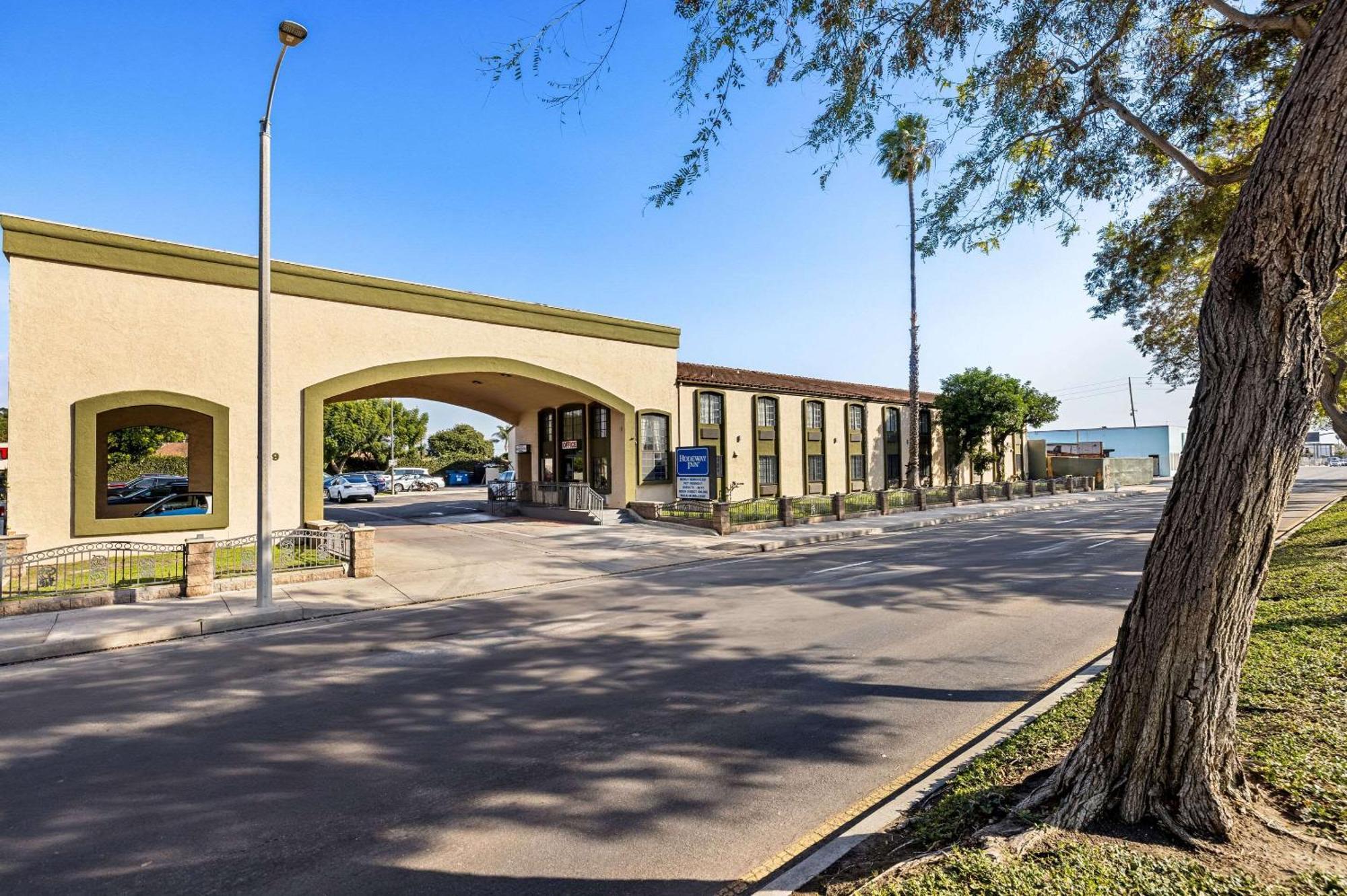 Rodeway Inn Santa Ana Bagian luar foto